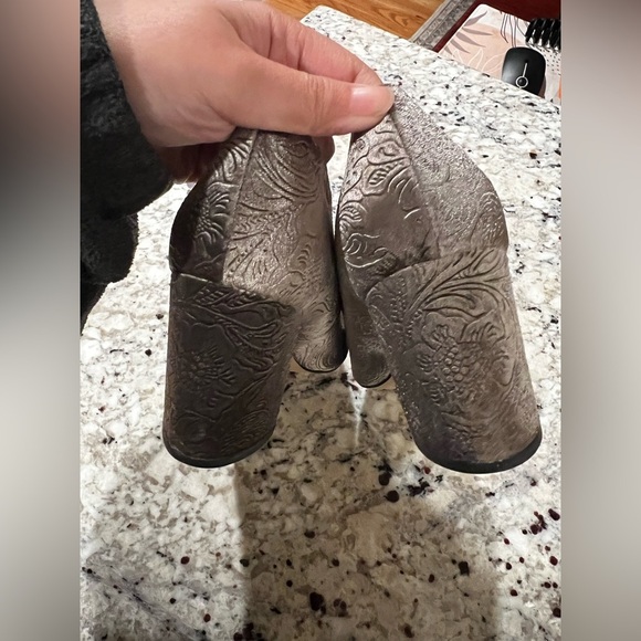 Marc Fisher Grey Caitlin Velvet Pointed Toe Pump Size 8.5 - Picture 8 of 8